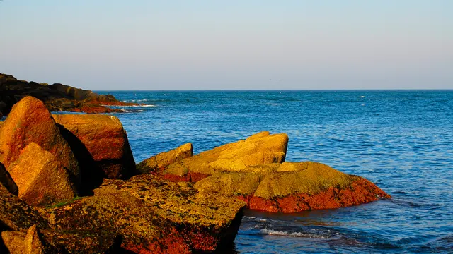 Pedras na Praia da Ferrugem, em Garopaba