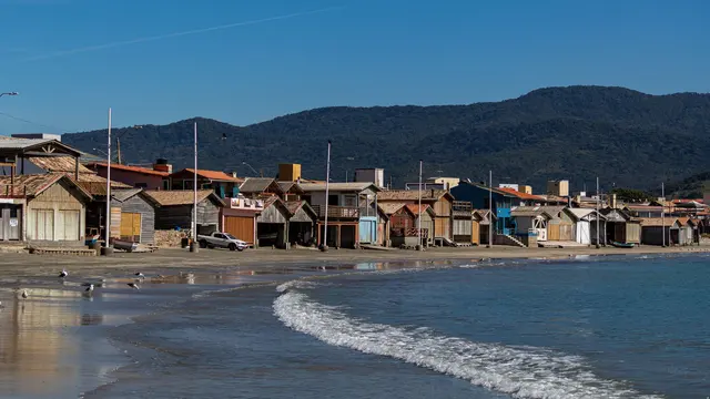 Ranchos de barco na Praia Central de Garopaba