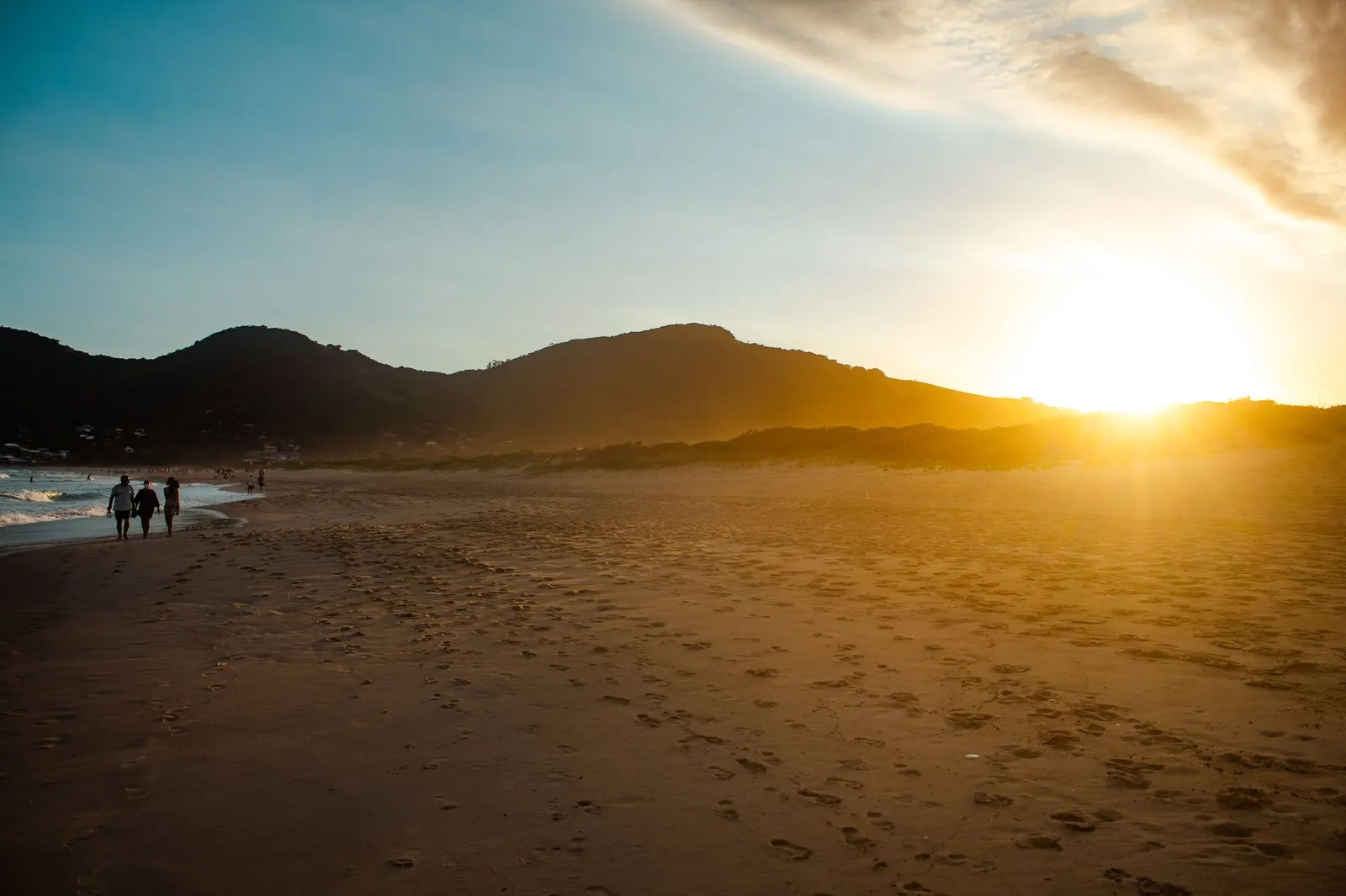 Pôr do sol na Praia da Gamboa, em Garopaba