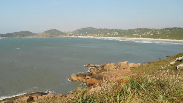 Praia do Rosa, em Imbituba, vista do morro