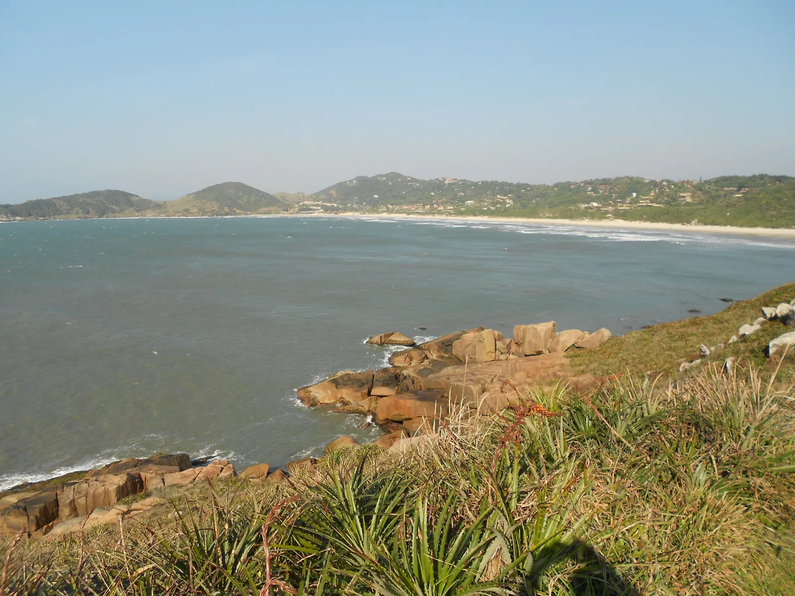 Praia do Rosa, em Imbituba, vista do morro