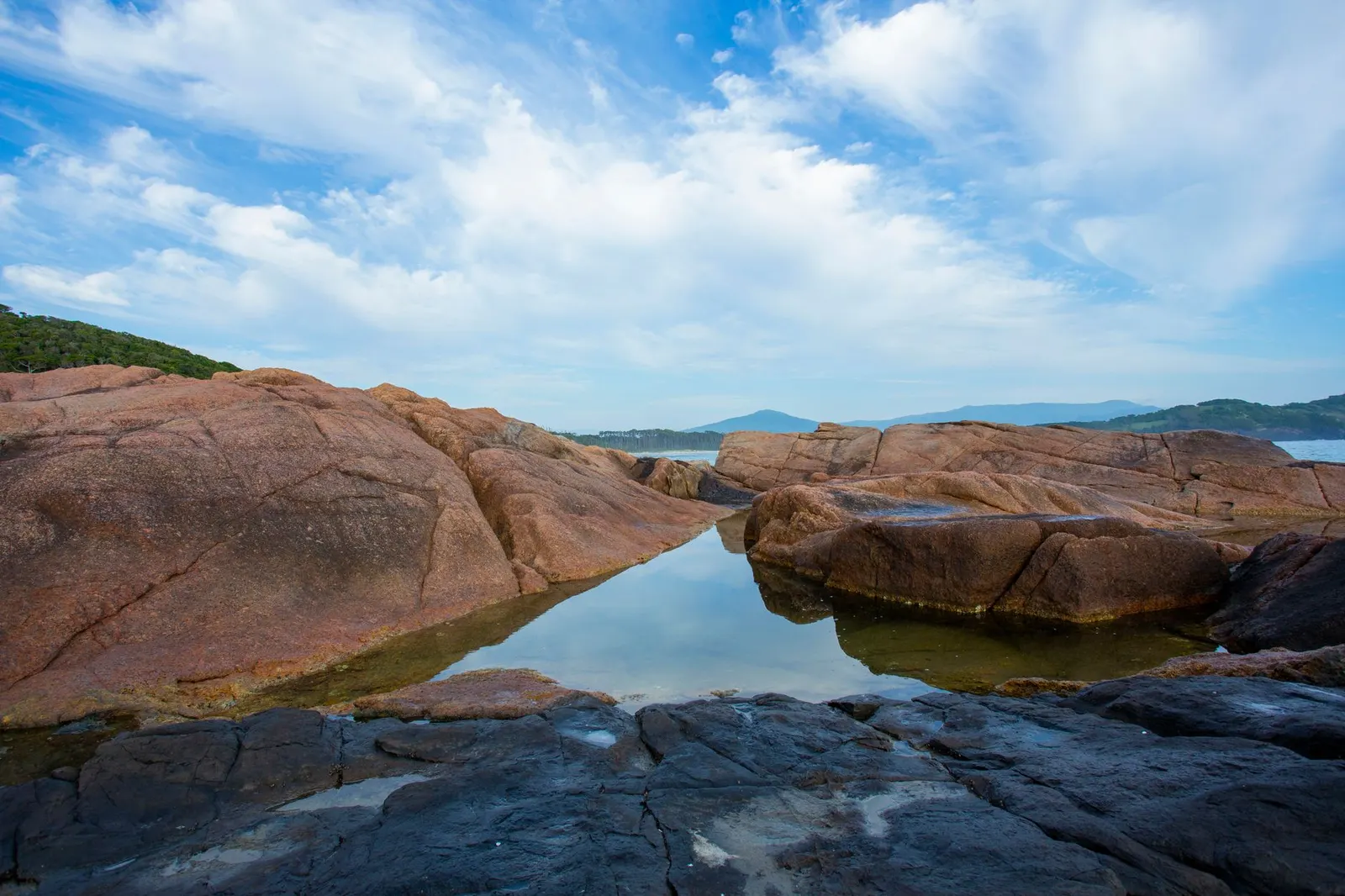 Pedras à beira-mar em Garopaba