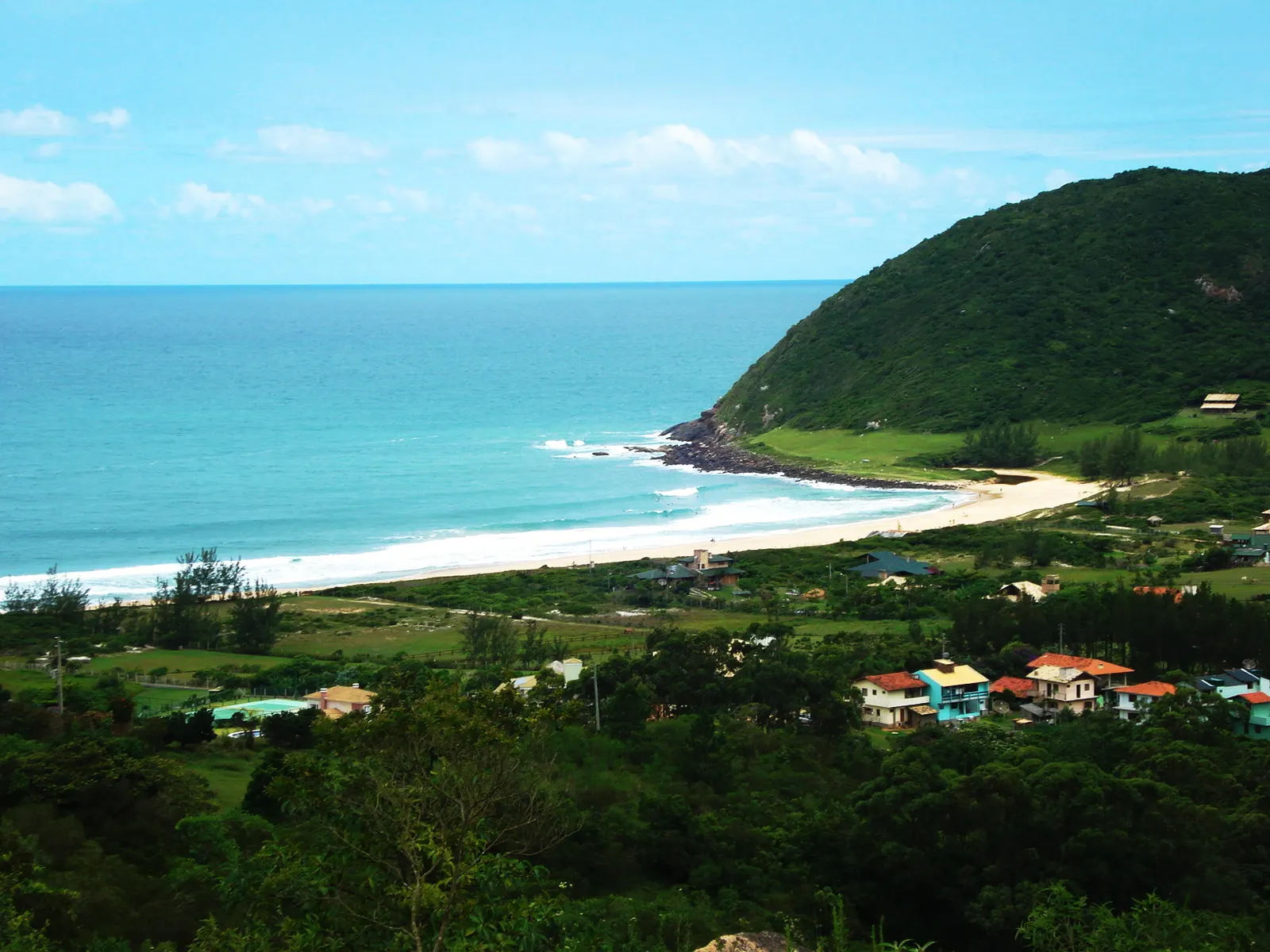 Praia da Silveira, em Garopaba, vista do morro