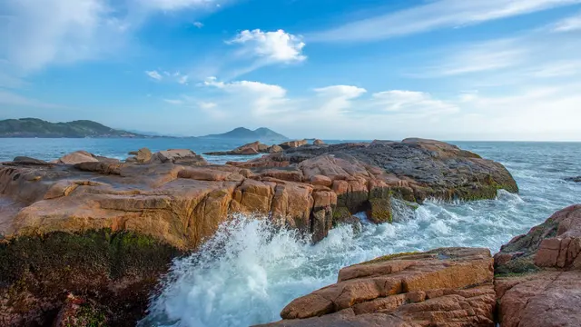 Ondas quebrando nas pedras em Garopaba