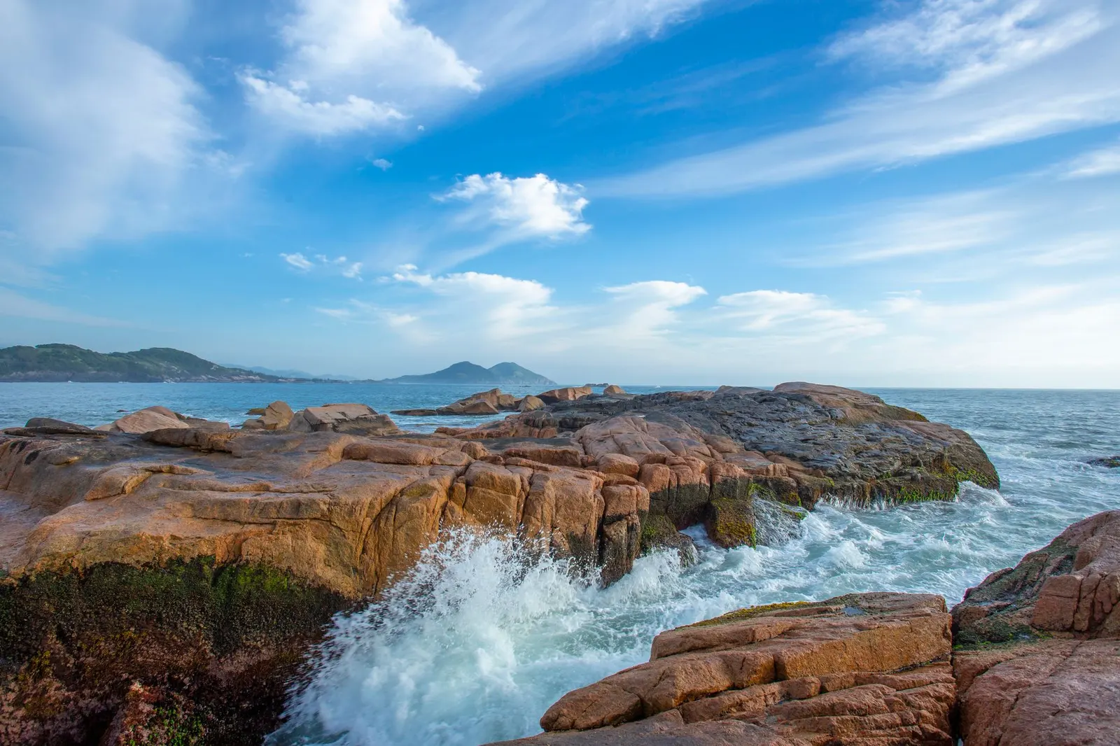 Ondas quebrando nas pedras em Garopaba