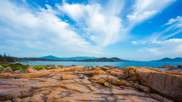 Costão rochoso de Garopaba com mar e céu azul